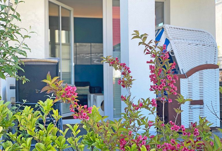 Villa Antje bestuhlte Terrasse mit Strandkorb