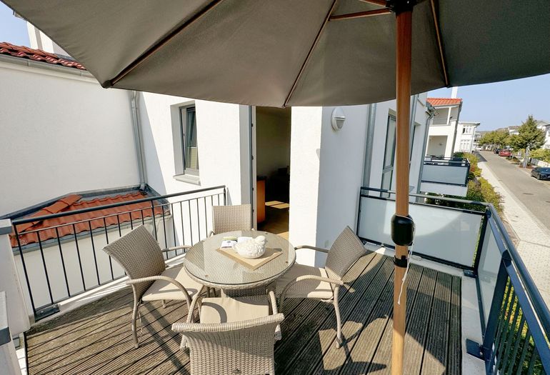 Villa Anni Whg. 04 Balkon mit Bestuhlung und Sonnenschirm