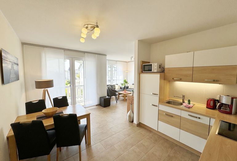 Küchenzeile mit angrenzendem Essplatz