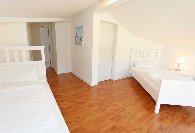 2. Schlafzimmer mit begehbarem Kleiderschrank 2. Schlafzimmer mit begehbarem Kleiderschrank