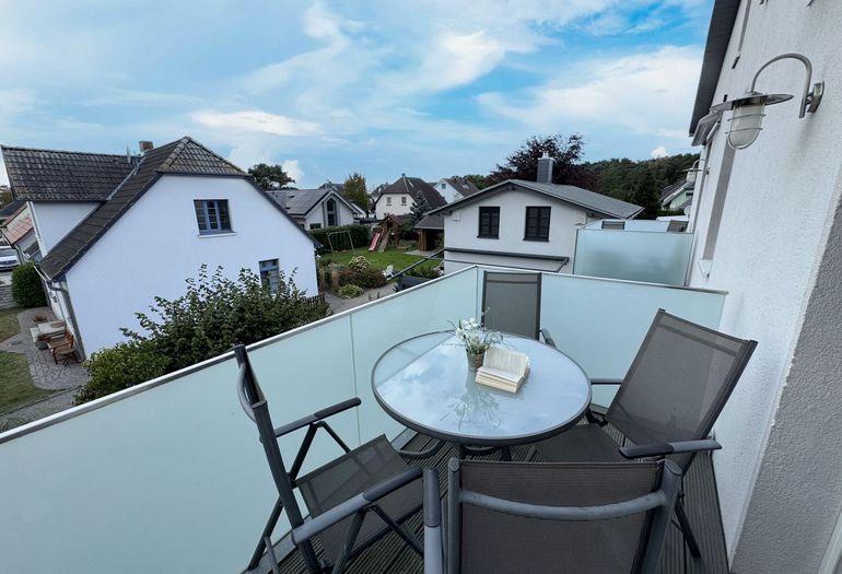 bestuhlter Balkon