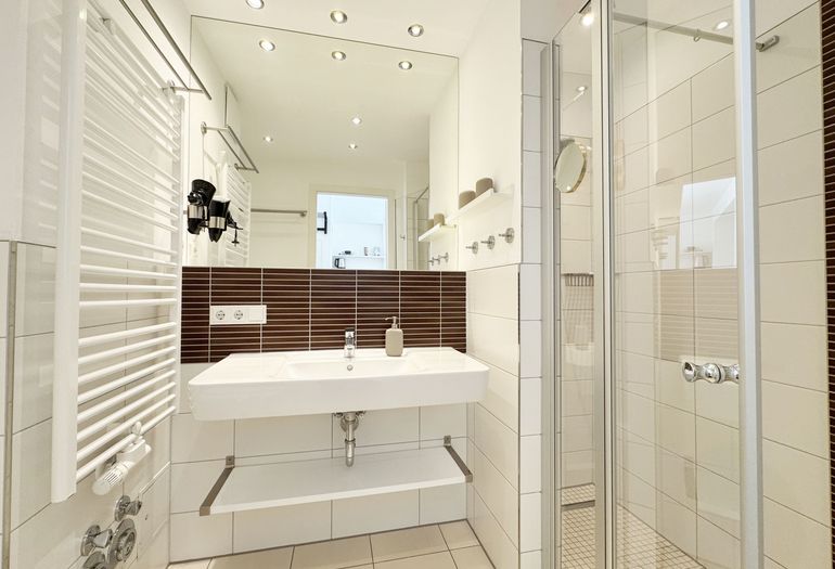 innenliegendes Badezimmer mit Waschbecken innenliegendes Badezimmer mit Waschbecken