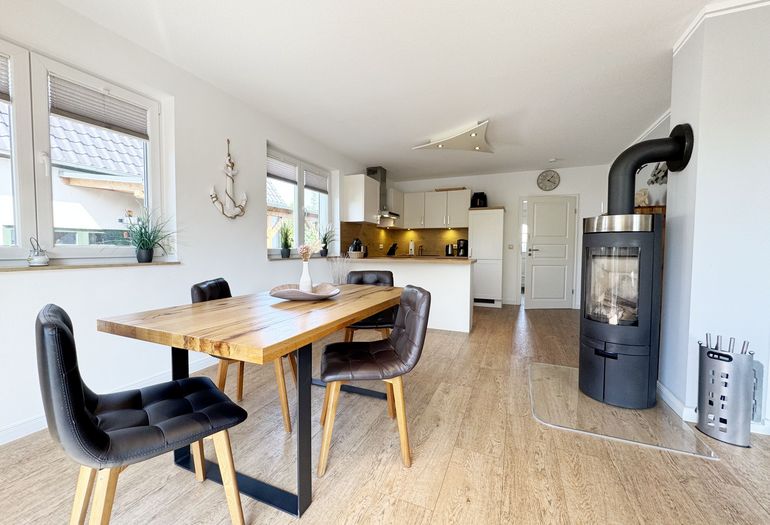 großer Wildeichenholzesstisch mit Lederstühlen und Highboard