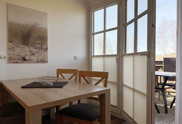 Essbereich mit Stühlen und Blick auf den Balkon