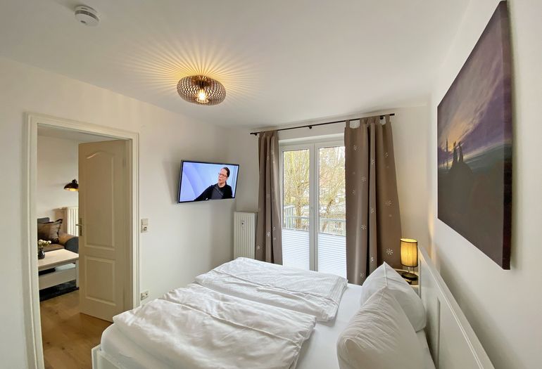 Schlafzimmer mit TV und Doppelbett