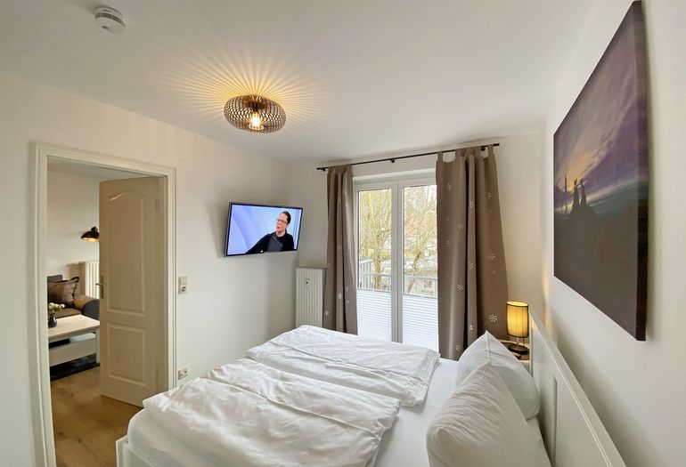 Schlafzimmer mit TV und Doppelbett