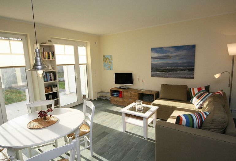 Wohnbereich mit Esstisch und TV Wohnbereich mit Esstisch und TV