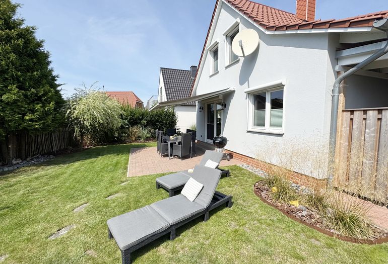 Terrasse mit Holzkohlegrill der Firma Weber Terrasse mit Holzkohlegrill der Firma Weber