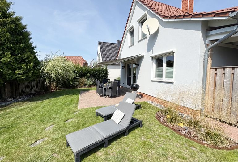 Terrasse mit Holzkohlegrill der Firma Weber