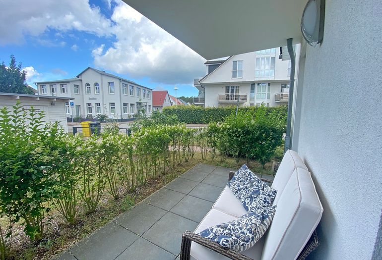 bestuhlte Terrasse mit Blick ins Grüne bestuhlte Terrasse mit Blick ins Grüne