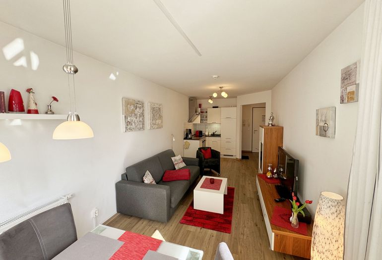 Wohnung Ostseesilber - Blick vom Esstisch über den Wohnbereich