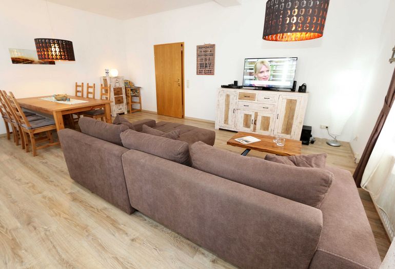 gemütliches Wohnzimmer mit Couch und TV