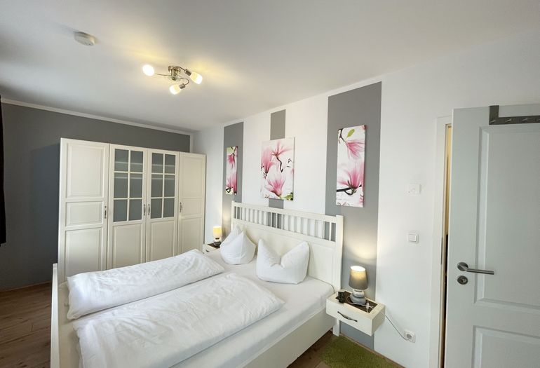 Schlafzimmer mit Kleiderschrank