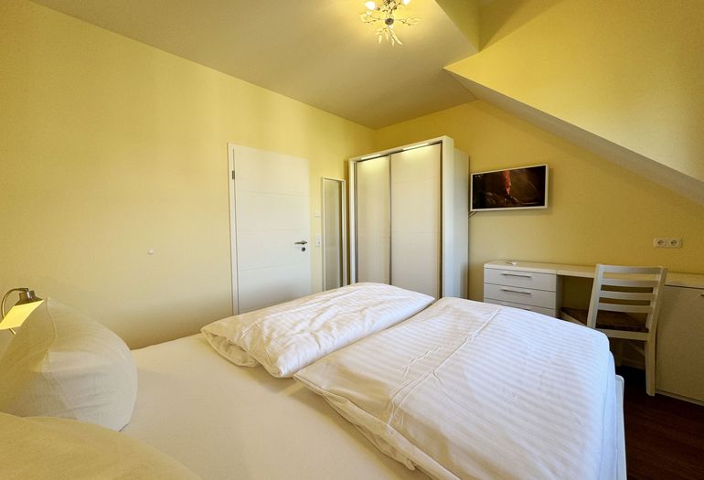 1. Schlafzimmer mit Schreibtisch