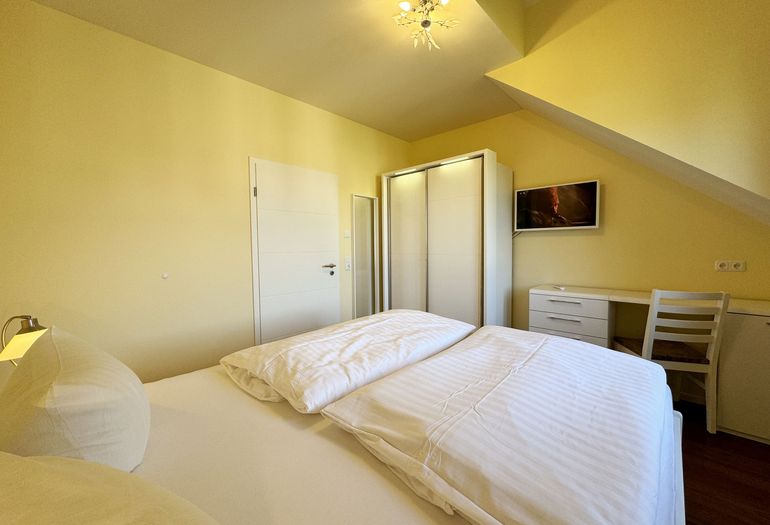 1. Schlafzimmer mit Schreibtisch 1. Schlafzimmer mit Schreibtisch