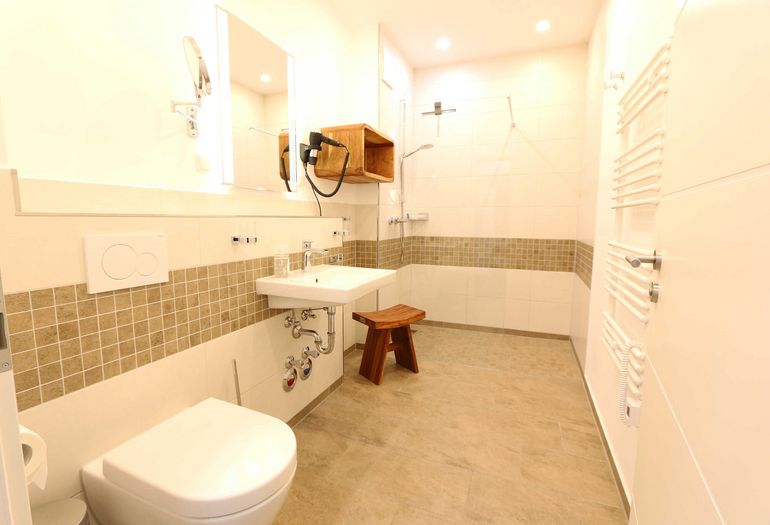 Badezimmer mit WC und Waschbecken