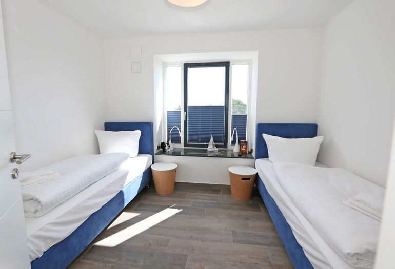 kleines Schlafzimmer mit Einzelbetten