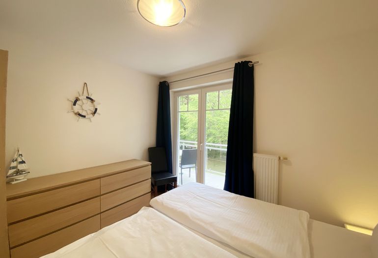 Das Schlafzimmer mit Ablageflächen und Kleiderschrank