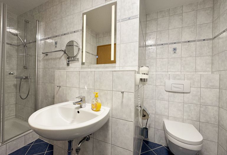Badezimmer mit Dusche