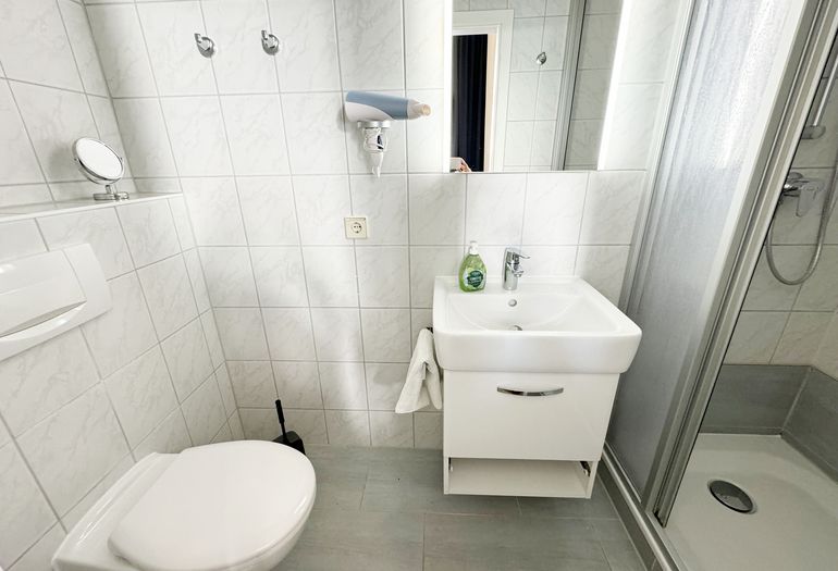 Badezimmer mit flacher Dusche Badezimmer mit flacher Dusche