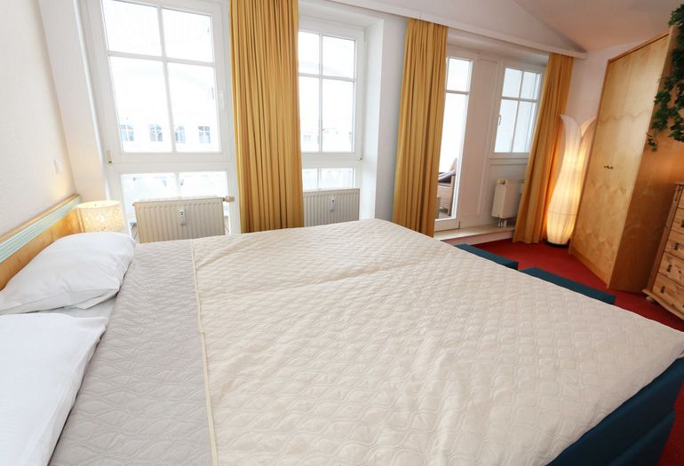 Schlafzimmer mit Doppelbett