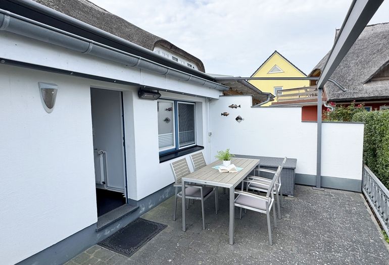 bestuhlte Terrasse (Nord) mit Markise