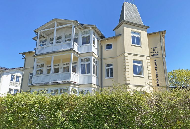 seitlicher Blick zur Villa seitlicher Blick zur Villa