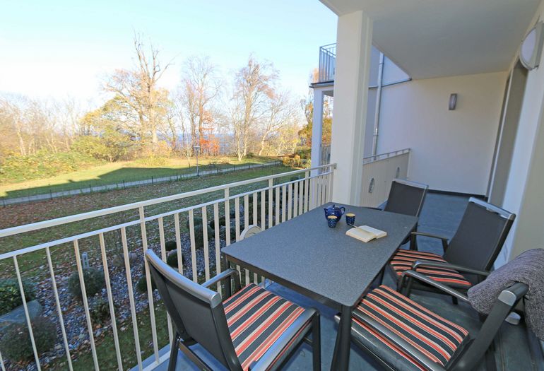 bestuhlter Balkon in ruhiger Lage