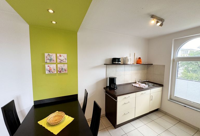 Küchenzeile mit angrenzendem Essplatz