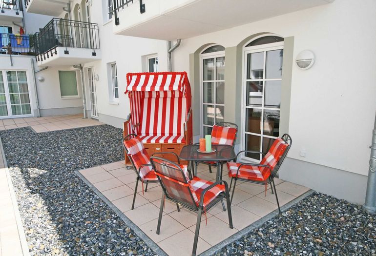 Terrasse mit Strandkorb