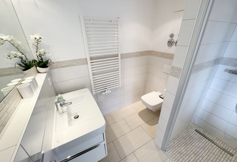 innenliegendes Badezimmer mit Waschbecken und WC