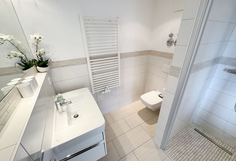 innenliegendes Badezimmer mit Waschbecken und WC innenliegendes Badezimmer mit Waschbecken und WC