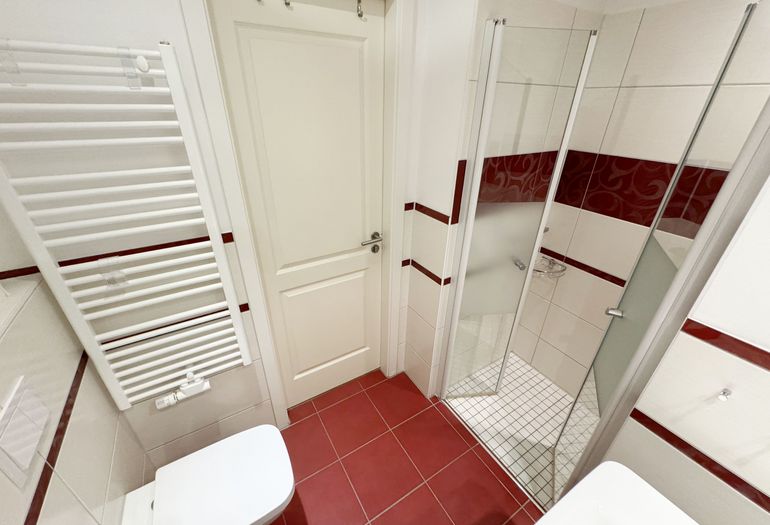 Badezimmer mit ebenerdiger Dusche