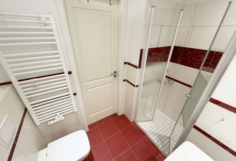 Badezimmer mit ebenerdiger Dusche Badezimmer mit ebenerdiger Dusche