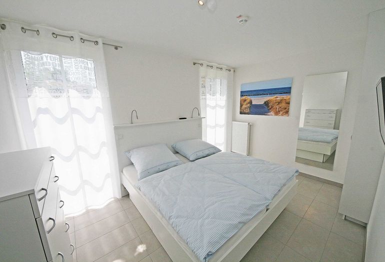 helles Schlafzimmer mit Doppelbett