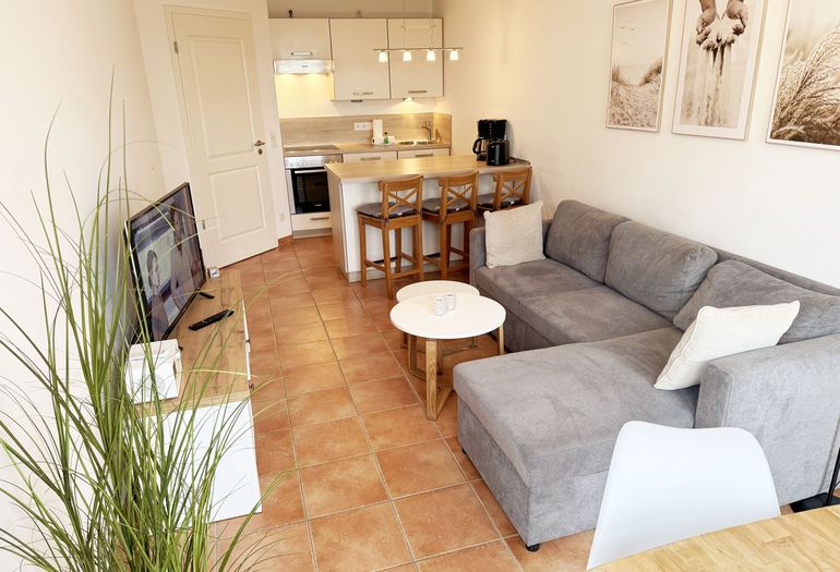 gemütlicher Wohn-und Essbereich mit Küchenzeile