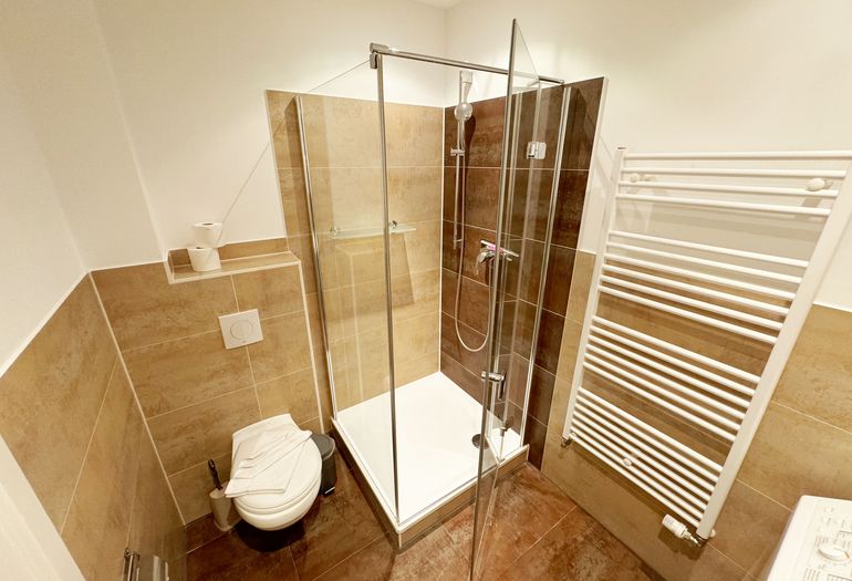 Badezimmer mit flachem Duscheinstieg