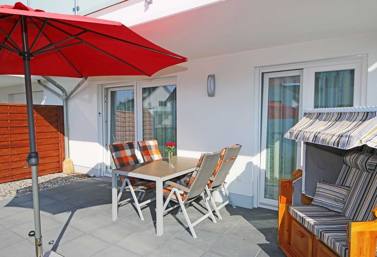 möblierte Terrasse mit Strandkorb möblierte Terrasse mit Strandkorb