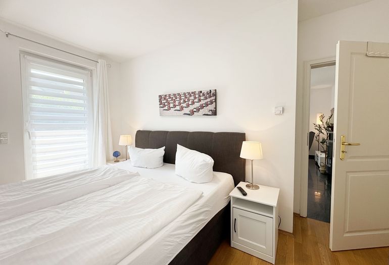 2.Schlafzimmer mit Doppelbett und Nachttischkonsolen 2.Schlafzimmer mit Doppelbett und Nachttischkonsolen