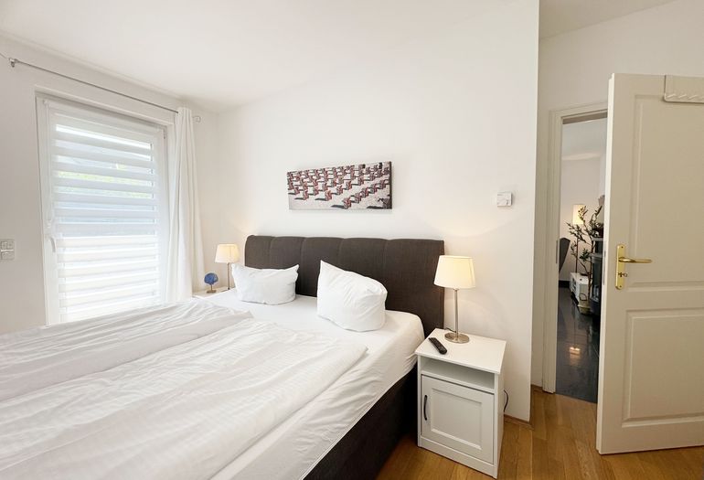 2.Schlafzimmer mit Doppelbett und Nachttischkonsolen