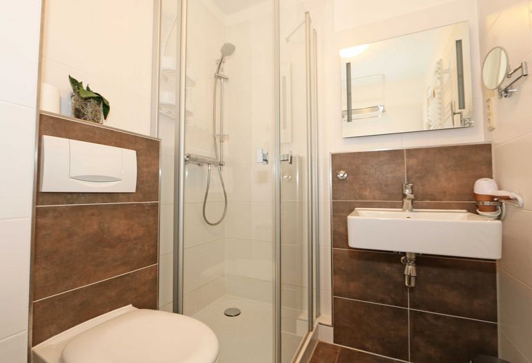 Badezimmer mit Waschbecken und WC Badezimmer mit Waschbecken und WC