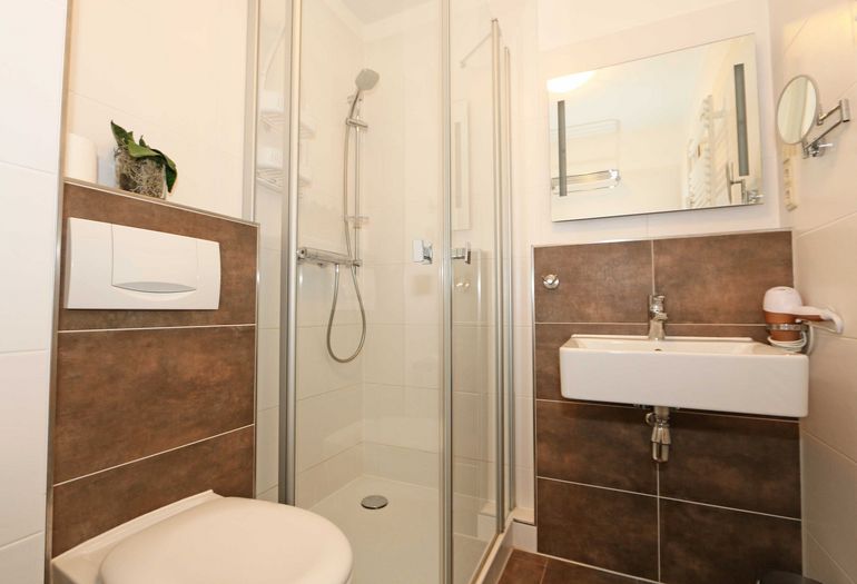 Badezimmer mit Waschbecken und WC Badezimmer mit Waschbecken und WC