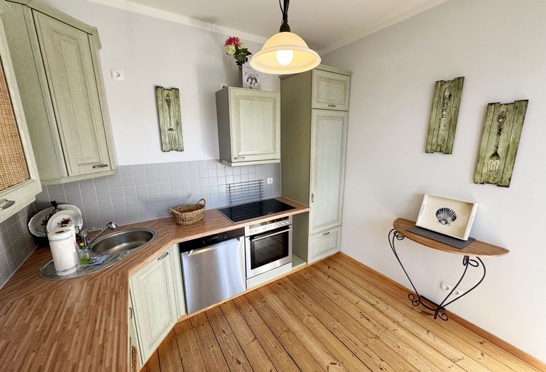 Küchenzeile mit diversen Küchenutensilien