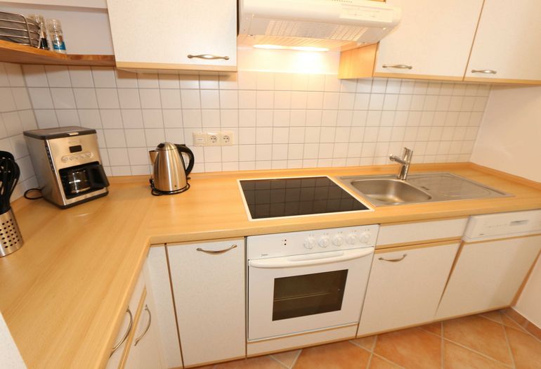 Küchenzeile mit Wasserkocher und Kaffeemaschine Küchenzeile mit Wasserkocher und Kaffeemaschine