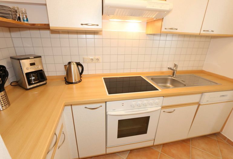 Küchenzeile mit Wasserkocher und Kaffeemaschine Küchenzeile mit Wasserkocher und Kaffeemaschine