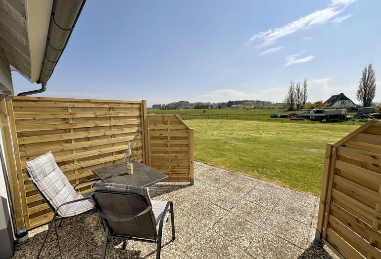 Südterrasse mit Blick auf die Wiese Südterrasse mit Blick auf die Wiese