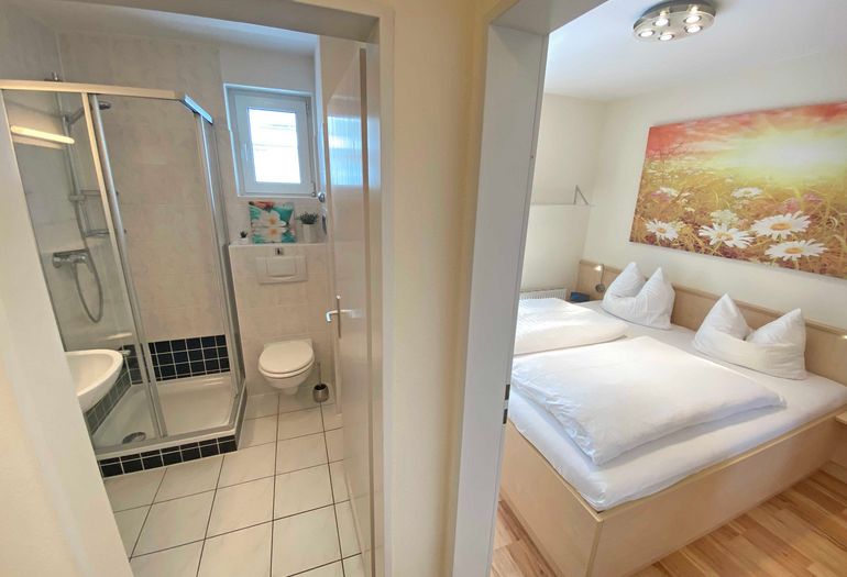 Schlafzimmer mit Doppelbett