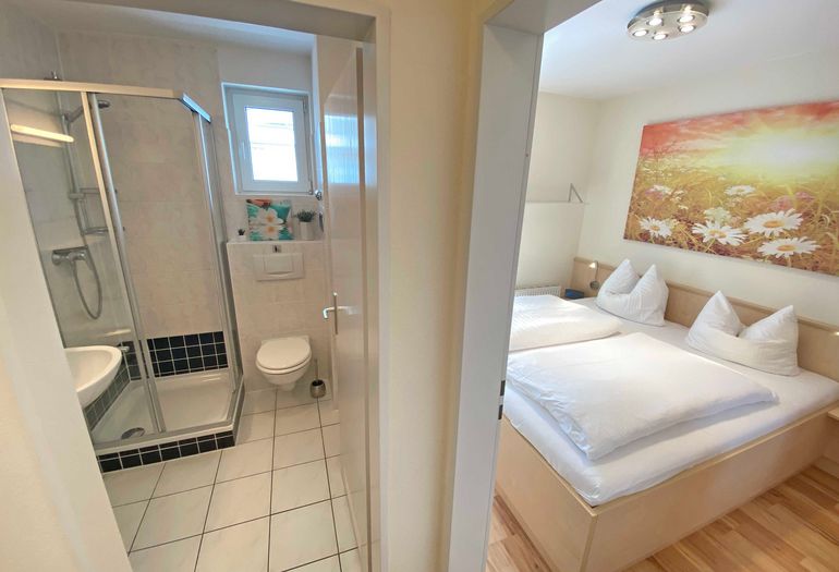 Schlafzimmer mit Doppelbett