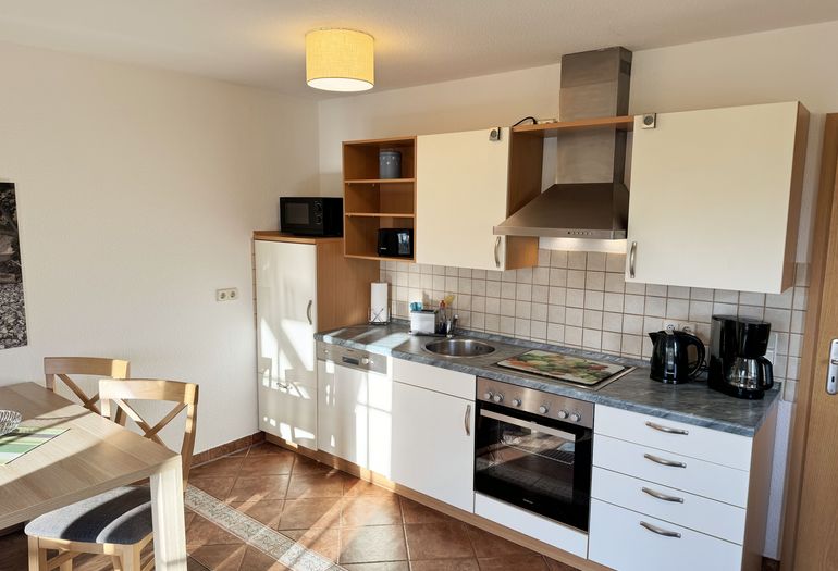 Haus an der Düne WE 06 Esstisch und Küchenzeile