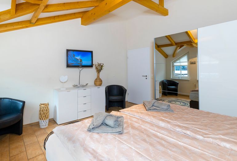 1. Schlafzimmer mit TV